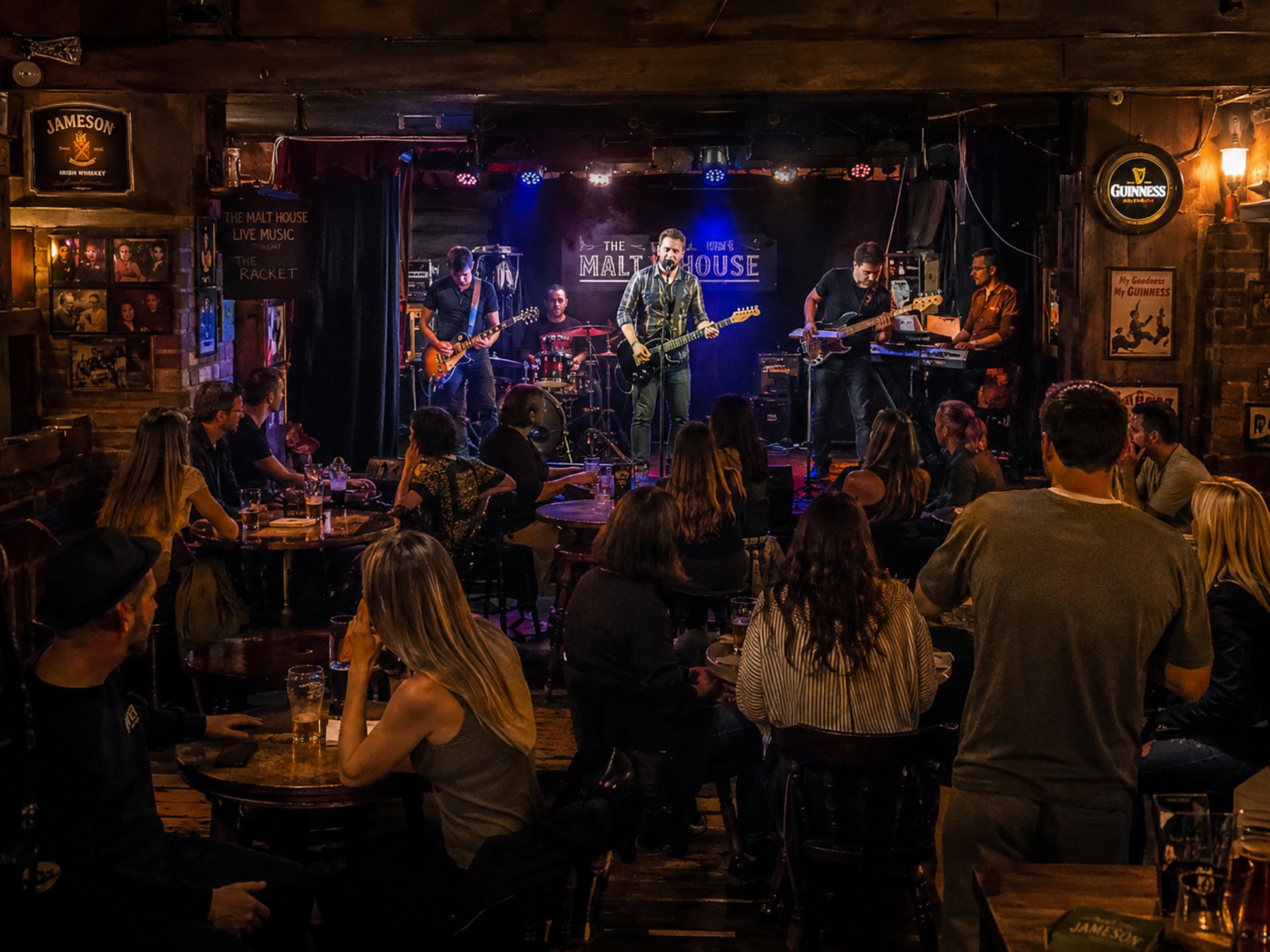 Concert avec groupe sur scène et public en salle